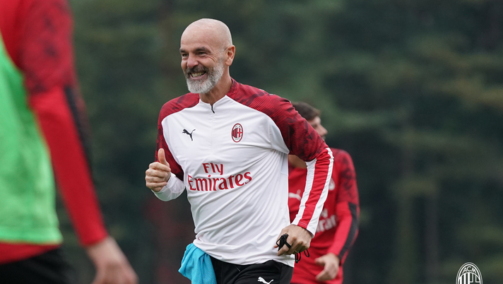 Stefano Pioli, tecnico del Milan, in allenamento a Milanello (credits: acmilan.com) 