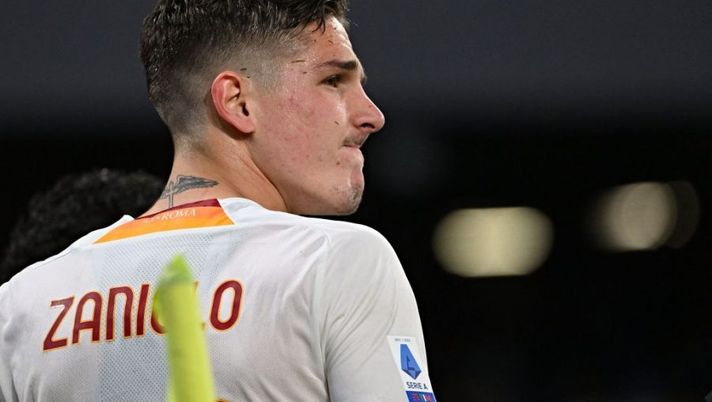 Roma's Italian midfielder Nicolo Zaniolo looks on as he walks off the pitch after the injury during the Italian Serie A football match between SSC Napoli and Roma at the Diego Armando Maradona stadium in Naples on April 18, 2022. (Photo by Andreas SOLARO / AFP) (Photo by ANDREAS SOLARO/AFP via Getty Images) Gazzetta: “La gestione di Karsdorp e Zaniolo, Mkhitaryan out e occhio a Spinazzola” - immagine 1