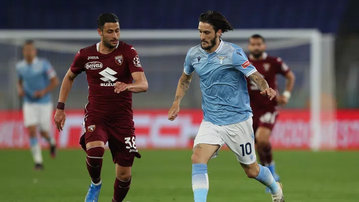 ROME, ITALY - MAY 18: Luis Alberto of S.S. Lazio battles for possession with Rolando Mandragora of Torino FC  during the Serie A match between SS Lazio  and Torino FC at Stadio Olimpico on May 18, 2021 in Rome, Italy. Sporting stadiums around Italy remain under strict restrictions due to the Coronavirus Pandemic as Government social distancing laws prohibit fans inside venues resulting in games being played behind closed doors. (Photo by Paolo Bruno/Getty Images)