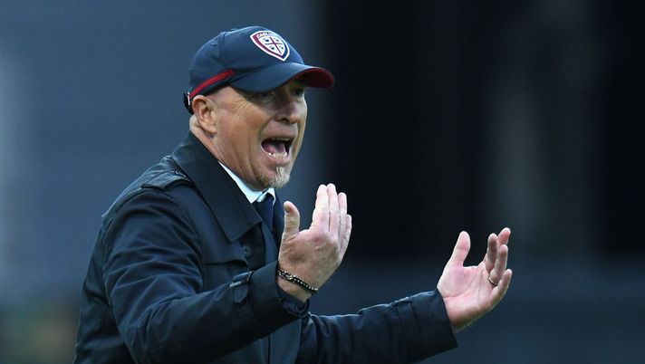 UDINE, ITALY - DECEMBER 21: Rolando Maran head coach of Cagliari Calcio issues instructions to his players during the Serie A match between Udinese Calcio and Cagliari Calcio at Stadio Friuli on December 21, 2019 in Udine, Italy. (Photo by Alessandro Sabattini/Getty Images) UDINE, ITALY - DECEMBER 21: Rolando Maran head coach of Cagliari Calcio issues instructions to his players during the Serie A match between Udinese Calcio and Cagliari Calcio at Stadio Friuli on December 21, 2019 in Udine, Italy. (Photo by Alessandro Sabattini/Getty Images)
