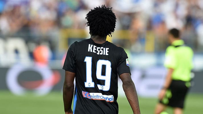 BERGAMO, ITALY - SEPTEMBER 11: Franck Kessie of Atalanta BC walks during the Serie a match between Atalanta BC and FC Torino at Stadio Atleti Azzurri d'Italia on September 11, 2016 in Bergamo, Italy. (Photo by Pier Marco Tacca/Getty Images) Ocampos, Kessié, Dani Alves, il Milan che cambia: formazioni, le ultime novità - immagine 1