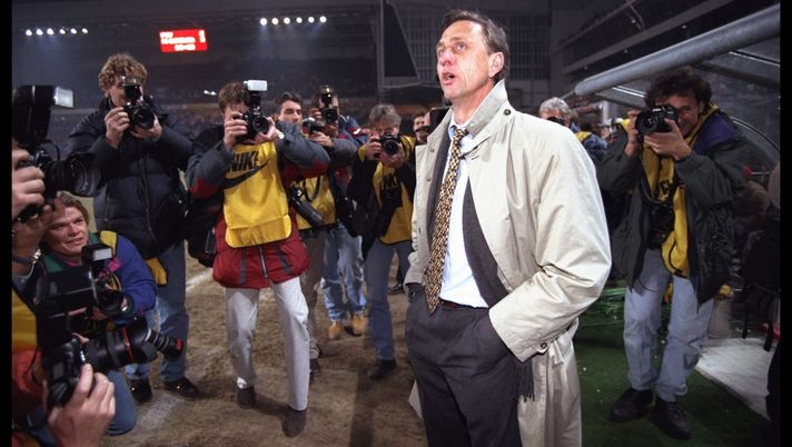 18 Mar 1996: A portrait of Johan Cryuff the manager of Barcelona before the start of the UEFA cup quarter-final against PSV. DDD Story – Johan Cruijff, dai piedi piatti al calcio totale - immagine 1