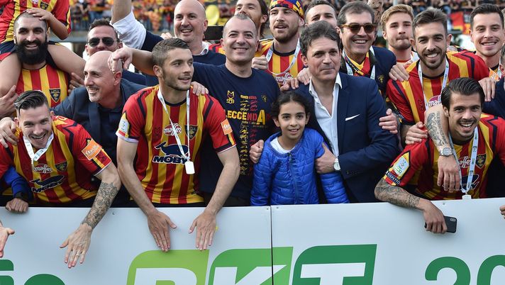 LECCE, ITALY - MAY 11: Saverio Sticchi Damiani (C) President of US Lecce celebrates the second place in the Serie B championship and promotion in the Serie A championship after the Serie B match between US Lecce and AC Spezia at Stadio Via del Mare on May 12, 2019 in Lecce, Italy. (Photo by Giuseppe Bellini/Getty Images for Lega B) Pres. Lecce come Pradè: “Rigori lampanti. Non so cosa dire ai mie ragazzi” - immagine 1