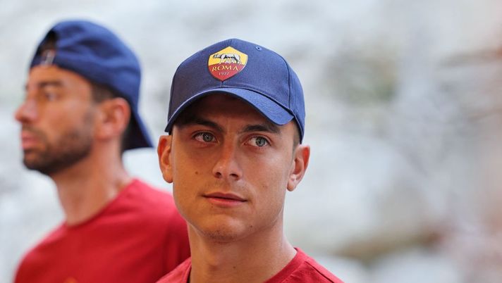AS Roma's Argentinian striker Paulo Dybala arrives alongside his teammates for a visit of the Western Wall in Jerusalem's Old City on July 29, 2022, on the eve of their friendly football match with Tottenham Hotspur in the Israeli city of Haifa. (Photo by AHMAD GHARABLI / AFP) (Photo by AHMAD GHARABLI/AFP via Getty Images)  Roma, Pellegrini lascia il ritiro dell’Italia: cosa filtra. Le condizioni di Dybala, c’è una novità - immagine 1