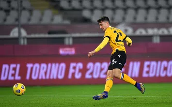 TURIN, ITALY - DECEMBER 12: Ignacio Pussetto of Udinese Calcio scores their team's first goal during the Serie A match between Torino FC and Udinese Calcio at Stadio Olimpico di Torino on December 12, 2020 in Turin, Italy. Sporting stadiums around Italy remain under strict restrictions due to the Coronavirus Pandemic as Government social distancing laws prohibit fans inside venues resulting in games being played behind closed doors. (Photo by Valerio Pennicino/Getty Images)