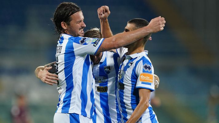 PESCARA, ITALY - JULY 27: Riccardo Maniero of Pescara Calcio celebrates with his teammates after scoring a goal  during the serie B match between Pescara Calcio and AS Livorno at Adriatico Stadium on July 27, 2020 in Pescara, Italy. (Photo by Danilo Di Giovanni/Getty Images for Lega Serie B)  PESCARA, ITALY - JULY 27: Riccardo Maniero of Pescara Calcio celebrates with his teammates after scoring a goal  during the serie B match between Pescara Calcio and AS Livorno at Adriatico Stadium on July 27, 2020 in Pescara, Italy. (Photo by Danilo Di Giovanni/Getty Images for Lega Serie B)