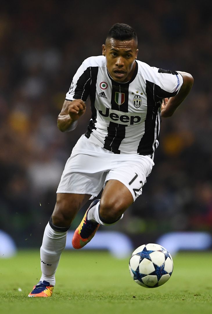  CARDIFF, WALES - JUNE 03:  Alex Sandro of Juventus in action during the UEFA Champions League Final between Juventus and Real Madrid at National Stadium of Wales on June 3, 2017 in Cardiff, Wales.  (Photo by Laurence Griffiths/Getty Images) 