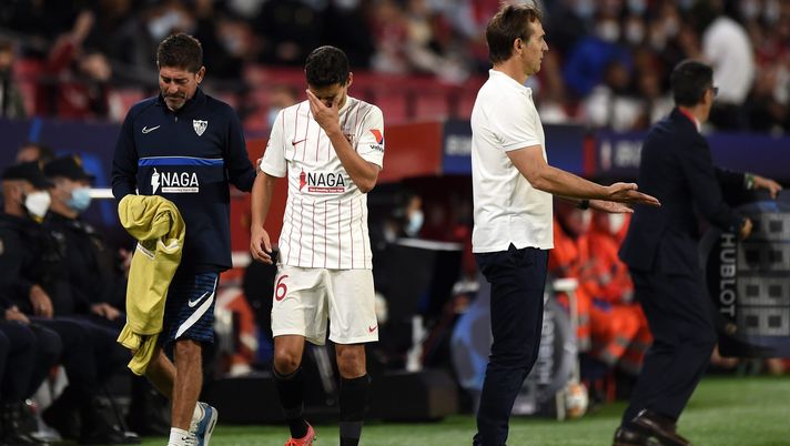 SEVILLE, SPAIN - NOVEMBER 02: Jesus Navas of Sevilla looks dejected as he leaves the pitch with an injury during the UEFA Champions League group G match between Sevilla FC and Lille OSC at Estadio Ramon Sanchez Pizjuan on November 02, 2021 in Seville, Spain. (Photo by Denis Doyle/Getty Images) Lopetegui conferma: Jesús Navas salta il derby di Siviglia contro il Betis - immagine 1