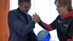 Norvegia, il Pallone d’oro dei giovani: Paolo Maldini premia Hauge a Milanello