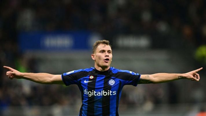 Inter Milan's Italian midfielder Nicolo Barella celebrates after scoring his team's second goal during the Italian Serie A football match between Inter Milan and Sampdoria at the Giuseppe-Meazza (San Siro) stadium in Milan on October 29, 2022. (Photo by MIGUEL MEDINA / AFP) (Photo by MIGUEL MEDINA/AFP via Getty Images) Barella: “Mi vedo all’Inter nel 2026! Perché segno di più, spero resti Skriniar, Lukaku, Onana…” - immagine 1