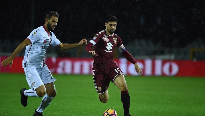 TURIN, ITALY - NOVEMBER 06:  (L-R) Panagiotis Tachtsidis of Cagliari Calcio competes for the ball with Marco Benassi of FC Torino during the Serie A match between FC Torino and Cagliari Calcio at Stadio Olimpico di Torino on November 5, 2016 in Turin, Italy.  (Photo by Pier Marco Tacca/Getty Images) 