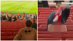 Newcastle ko, tifoso compie atto osceno con la sciarpa dell’Arsenal