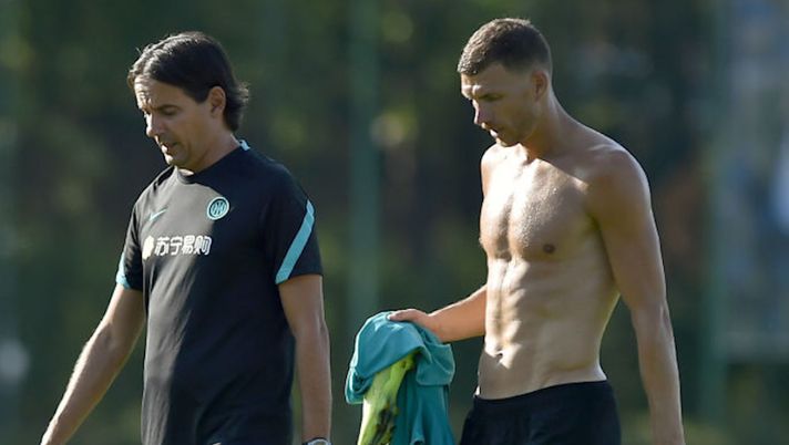 COMO, ITALY - AUGUST 24: (L-R) Head Coach Simone Inzaghi and Edin Dzeko of FC Internazionale look on during the FC Internazionale training session at the club's training ground Suning Training Center at Appiano Gentile on August 24, 2021 in Como, Italy. (Photo by Mattia Pistoia - Inter/Inter via Getty Images) COMO, ITALY - AUGUST 24: (L-R) Head Coach Simone Inzaghi and Edin Dzeko of FC Internazionale look on during the FC Internazionale training session at the club's training ground Suning Training Center at Appiano Gentile on August 24, 2021 in Como, Italy. (Photo by Mattia Pistoia - Inter/Inter via Getty Images)