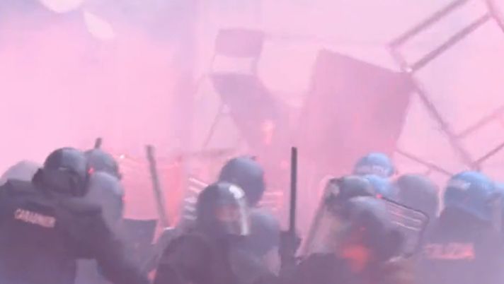 Source: Twitter Local Team VIDEO – Che caos a Napoli! Tifosi dell’Eintracht devastano la città - immagine 1