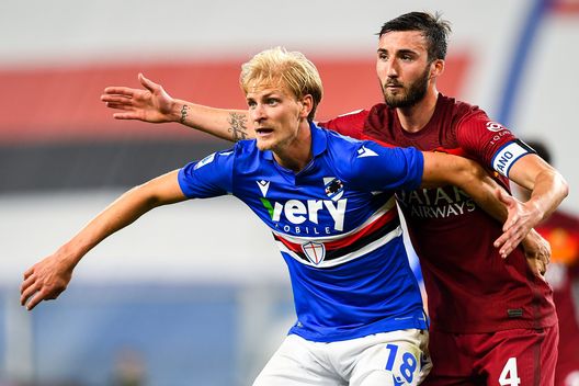  GENOA, ITALY - MAY 2: Morten Thorsby of Sampdoria (L) controlled by Bryan Cristante of Roma during the Serie A match between UC Sampdoria and AS Roma at Stadio Luigi Ferraris on May 2, 2021 in Genoa, Italy. (Photo by Getty Images) 