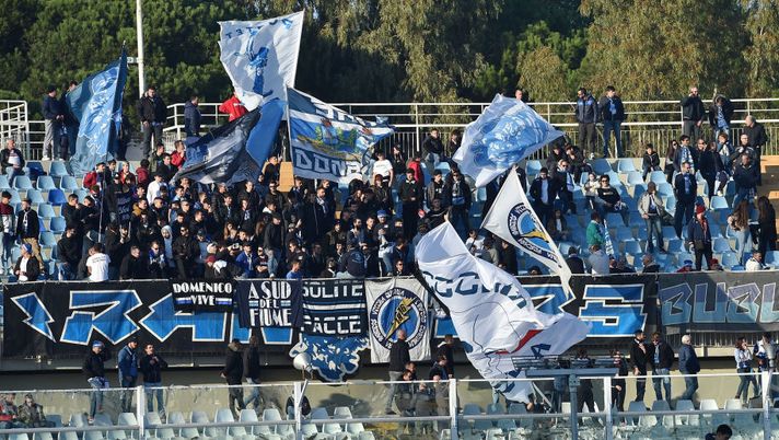 PESCARA, ITALY - DECEMBER 07:  Fans of Pescara Calcio during the Serie B match between Pescara Calcio and Venezia FC at Adriatico Stadium on December 7, 2019 in Pescara, Italy.  (Photo by Giuseppe Bellini/Getty Images) 