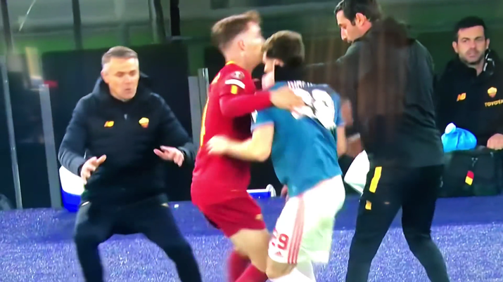 VIDEO Il vice di Mourinho perde la testa: mani addosso ad un calciatore avversario - immagine 1