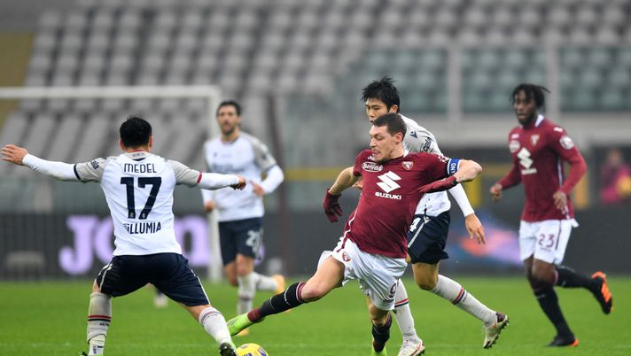 TURIN, ITALY - DECEMBER 20: Andrea Belotti of Torino breaks past Ibrahima Mbaye of Bologna during the Serie A match between Torino FC and Bologna FC at Stadio Olimpico di Torino on December 20, 2020 in Turin, Italy. Sporting stadiums around Italy remain under strict restrictions due to the Coronavirus Pandemic as Government social distancing laws prohibit fans inside venues resulting in games being played behind closed doors. (Photo by Valerio Pennicino/Getty Images) Toro brutta gatta per il Bologna: i rossoblù cercano la 900esima, ma il pareggio…- immagine 1