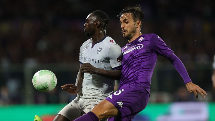 FLORENCE, ITALY - MAY 11: Luca Ranieri of ACF Fiorentina battles for the ball with Jean-Kevin Augustin of FC Basel 1893 during the UEFA Europa Conference League semi-final first leg match between ACF Fiorentina and FC Basel at Poznan Stadium on May 11, 2023 in Florence, Italy. (Photo by Gabriele Maltinti/Getty Images) Ranieri: “C’è rammarico, non meritavamo di perdere così. Ma c’è il ritorno” - immagine 1