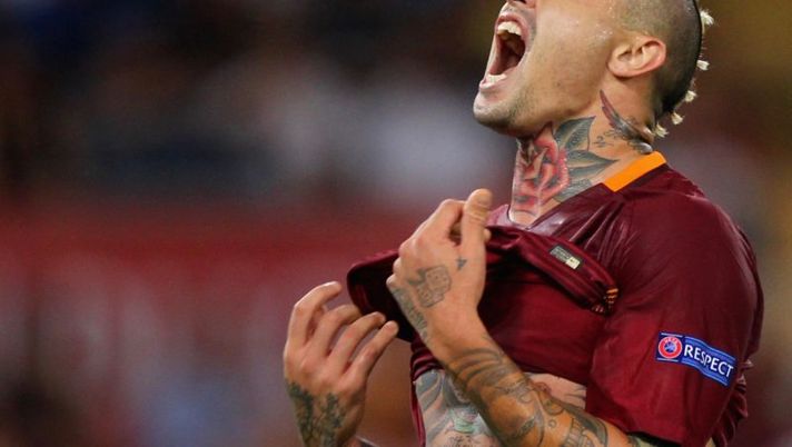 ROME, ITALY - AUGUST 23: Radja Nainggolan of AS Roma reacts during the UEFA Champions League qualifying playoff round second leg match between AS Roma and FC Porto at Stadio Olimpico on August 23, 2016 in Rome, Italy. (Photo by Paolo Bruno/Getty Images) FORMAZIONI UFFICIALI – Chievo-Roma: clamoroso, fuori Nainggolan - immagine 1
