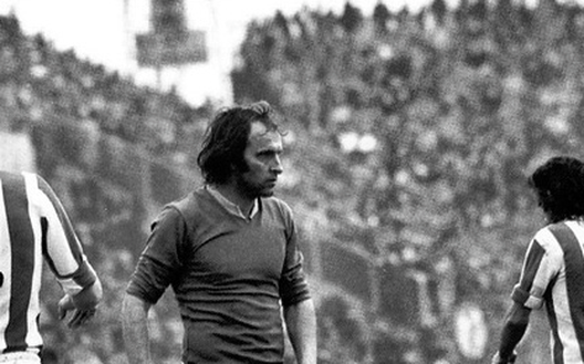 Gianfranco Zigoni in campo con il Verona in un derby col Vicenza Gianfranco Zigoni in campo con il Verona in un derby col Vicenza