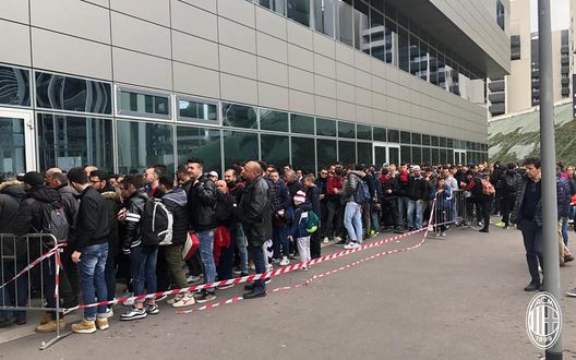 Tifosi del Milan in fila a Casa Milan (credits: acmilan.com) 