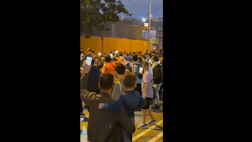 VIDEO Barcellona, auto Koeman assediata dai tifosi: la contestazione dopo il Clasico