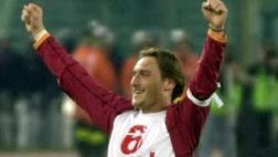 “6 unica”, “Ilary ti amo”: le dediche di Totti alla Blasi | VIDEO