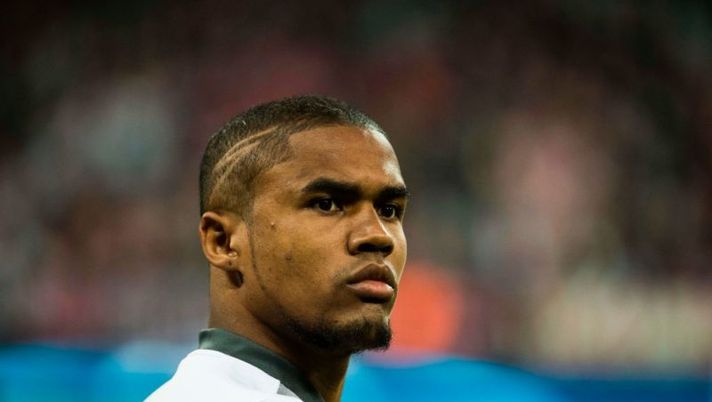 Bayern Munich's Brazilian forward Douglas Costa is seen during warm up prior to the UEFA Champions League 1st leg quarter-final football match FC Bayern Munich v Real Madrid in Munich, southen Germany on April 12, 2017. / AFP PHOTO / Odd ANDERSEN (Photo credit should read ODD ANDERSEN/AFP/Getty Images) Juve, lunedì arriva Douglas Costa! E occhio agli altri due colpi in canna - immagine 1