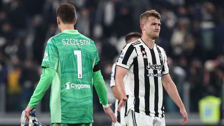 TURIN, ITALY - APRIL 03: Wojciech Szczesny and Matthijs de Ligt of Juventus FC show their dejection at the end of the Serie A match between Juventus and FC Internazionale at Allianz Stadium on April 03, 2022 in Turin, Italy. (Photo by Marco Luzzani/Getty Images)