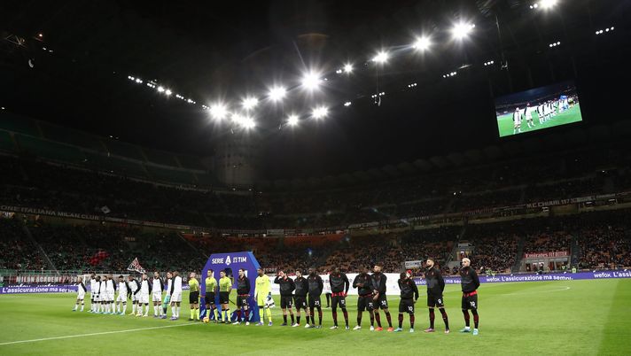 MILAN, ITALY - FEBRUARY 25: APlayers line up prior to the start of the Serie A match between AC Milan and Udinese Calcio at Stadio Giuseppe Meazza on February 25, 2022 in Milan, Italy. (Photo by Marco Luzzani/Getty Images)