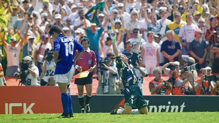 PASADENA, CA - JULY 17: Brazil goalkeeper Taffarel celebrates after Roberto Baggio of Italy had missed his penalty to decide the FIFA World Cup Final 1994 between Brazil and Italy at the Rose Bowl on July 17, 1994 in Pasadena, California, United States, Brazil beat Italy 3-2 in a penalty shootout to win the World Cup. Photo by Shaun Botterill/Allsport/Getty Images) Baggio, un errore che pesa ancora: ma quanti campioni hanno sbagliato rigori decisivi…- immagine 2