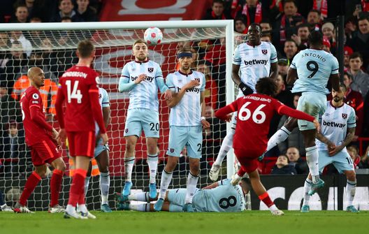 (Photo by Clive Brunskill/Getty Images) Vende abbigliamento alle stelle del calcio…come lui: il fiuto per gli affari di Alexander-Arnold- immagine 4