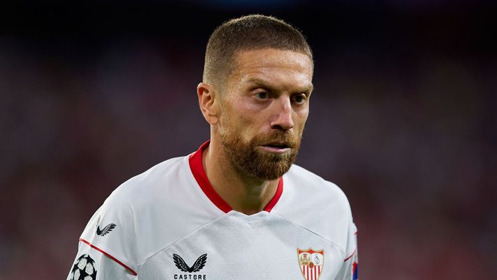 SEVILLE, SPAIN - SEPTEMBER 06: Alejandro Papu Gomez of Sevilla FC looks on during the UEFA Champions League group G match between Sevilla FC and Manchester City at Estadio Ramon Sanchez Pizjuan on September 06, 2022 in Seville, Spain. (Photo by Fran Santiago/Getty Images) Papu Gomez: “Roma una grande, Dybala spero giochi. Atalanta? La seguo! E sul futuro dico…” - immagine 1