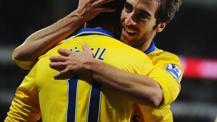 CARDIFF, WALES - NOVEMBER 30: Mathieu Flamini of Arsenal (R) celebrates with Mesut Oezil as he scores their second goal during the Barclays Premier League match between Cardiff City and Arsenal at Cardiff City Stadium on November 30, 2013 in Cardiff, Wales. (Photo by Mike Hewitt/Getty Images) Flamini-Ozil: ieri compagni di squadra all’Arsenal, oggi sono soci in affari - immagine 1