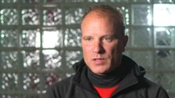 Olanda, l’Ajax caccia il tecnico Keizer. Allontanato anche l’ex Inter Bergkamp: il motivo