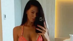 VIDEO / Erjona, spettacolo in costume. Fisico top per la Sulejmani in bikini