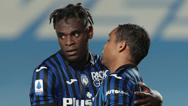 BERGAMO, ITALY - APRIL 25: Luis Muriel of Atalanta BC celebrates with Duvan Zapata after scoring their team's second goal during the Serie A match between Atalanta BC and Bologna FC at Gewiss Stadium on April 25, 2021 in Bergamo, Italy. Sporting stadiums around Italy remain under strict restrictions due to the Coronavirus Pandemic as Government social distancing laws prohibit fans inside venues resulting in games being played behind closed doors. (Photo by Emilio Andreoli/Getty Images) A.d. Atalanta: “Ilicic? Le storie finiscono! Okoli stupisce, Zapata e Muriel per me restano ma…” - immagine 1
