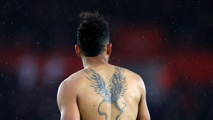 SOUTHAMPTON, ENGLAND - DECEMBER 16: The tattoo on the back of Pierre-Emerick Aubameyang of Arsenal after the Premier League match between Southampton FC and Arsenal FC at St Mary's Stadium on December 16, 2018 in Southampton, United Kingdom. (Photo by Catherine Ivill/Getty Images) Il London derby di Aubameyang: i tifosi del Chelsea contro il tattoo Arsenal sulla sua pelle… - immagine 1