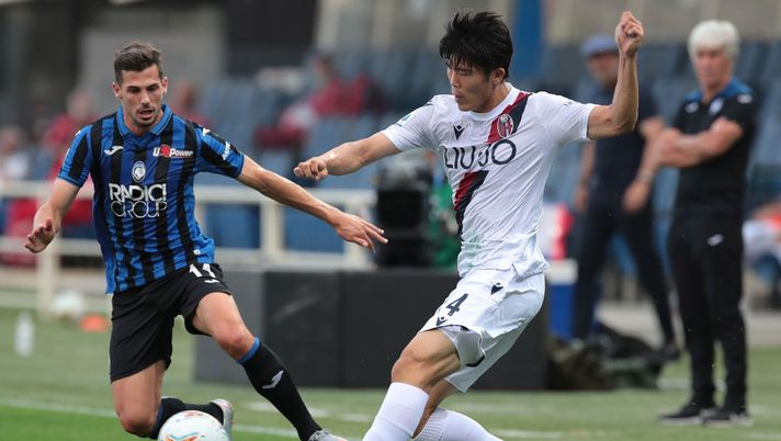 BERGAMO, ITALY - JULY 21: Takehiro Tomiyasu of Bologna FC is challenged by Remo Freuler of Atalanta BC during the Serie A match between Atalanta BC and Bologna FC at Gewiss Stadium on July 21, 2020 in Bergamo, Italy. (Photo by Emilio Andreoli/Getty Images) BERGAMO, ITALY - JULY 21: Takehiro Tomiyasu of Bologna FC is challenged by Remo Freuler of Atalanta BC during the Serie A match between Atalanta BC and Bologna FC at Gewiss Stadium on July 21, 2020 in Bergamo, Italy. (Photo by Emilio Andreoli/Getty Images)