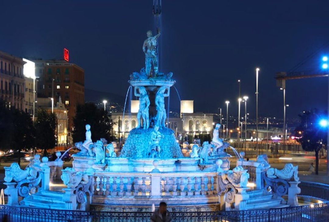 FOTO Il Maschio Angioino e la Fontana del Nettuno si tingono d’azzurro per Euro 2024- immagine 1