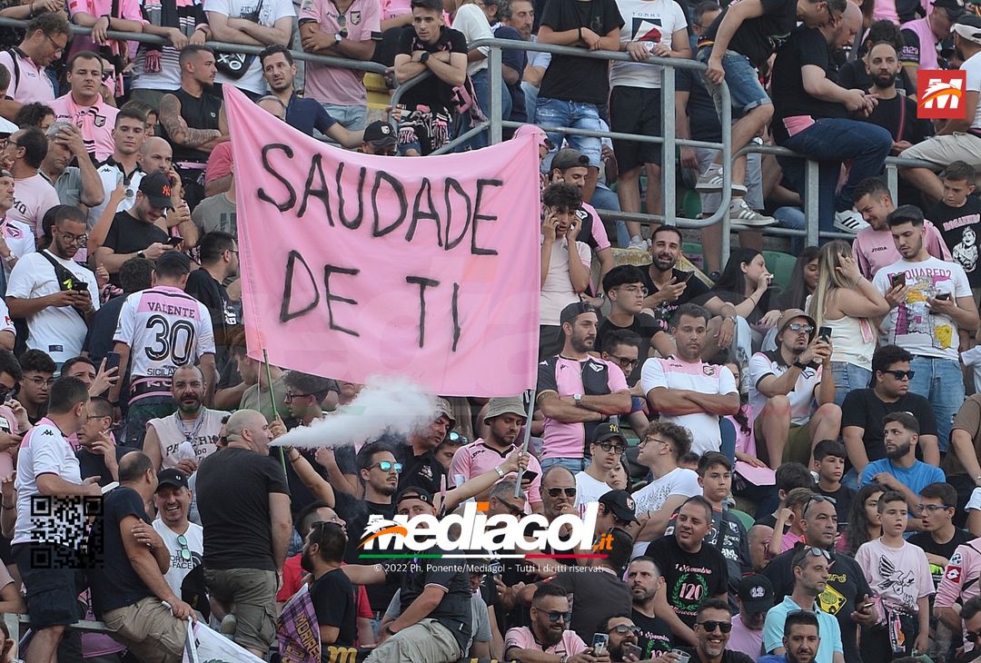 Fototifo, facce da Serie B. I tifosi allo stadio per Palermo-Padova 1-0 - immagine 129