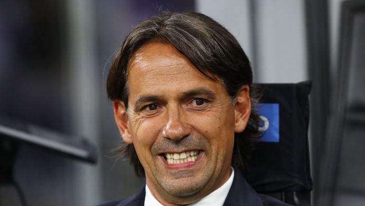 MILAN, ITALY - AUGUST 30: Simone Inzaghi, Head Coach of FC Internazionale looks on prior to the Serie A match between FC Internazionale and US Cremonese at Stadio Giuseppe Meazza on August 30, 2022 in Milan, Italy. (Photo by Marco Luzzani/Getty Images) Pippo Inzaghi e il sorprendente retroscena col fratello Simone: “Così mi ruppi il metatarso” - immagine 1