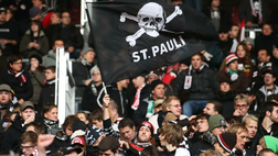 Derby di Amburgo al St. Pauli, scontri tra tifosi nel pre-gara: polizia sotto accusa