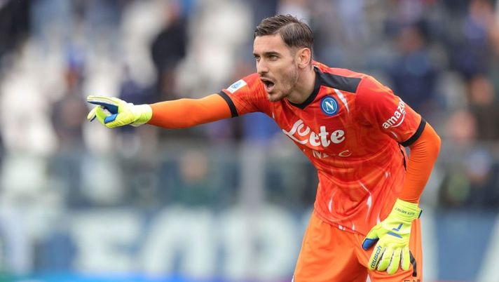 EMPOLI, ITALY - APRIL 24: Alex Meret goalkeeper of SSC Napoli gestures during the Serie A match between Empoli FC and SSC Napoli at Stadio Carlo Castellani on April 24, 2022 in Empoli, Italy. (Photo by Gabriele Maltinti/Getty Images) Voti fantacalcio: Meret affonda! Deulofeu come Orsolini, Osimhen più di Fabian Ruiz - immagine 1