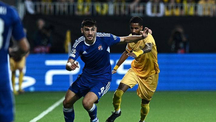 BODO, NORWAY - AUGUST 16: Bosko Sutalo of GNK Dinamo Zagreb and Amahl Pellegrino of FK Bodo/Glimt in action during the UEFA Champions League qualifying play-offs first leg match between FK Bodo/Glimt and GNK Dinamo Zagreb on August 16, 2022 in Bodo, Norway. (Photo by Marko Lukunic/Pixsell/MB Media/Getty Images) Sconfitta in Champions League, l’ex Atalanta e Verona Sutalo: “Tutta colpa del derby…” - immagine 1