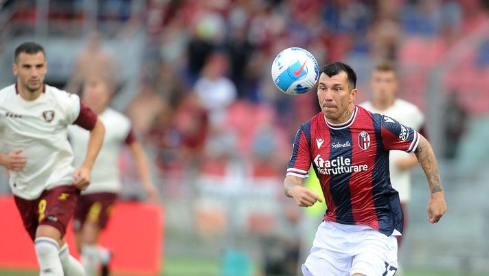 BOLOGNA, ITALY - AUGUST 22: Gary Medel of Bologna FC in action  during the Serie A match between Bologna FC v US Salernitana at Stadio Renato Dall'Ara on August 22, 2021 in Bologna, Italy. (Photo by Mario Carlini / Iguana Press/Getty Images) 