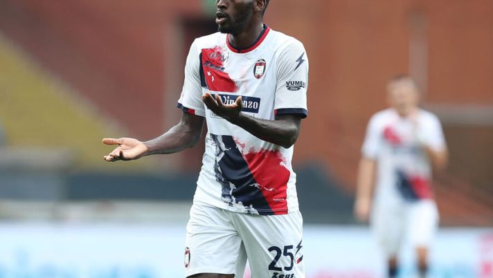 GENOA, ITALY - SEPTEMBER 20: Simy of FC Crotone in action during the Serie A match between Genoa CFC and FC Crotone at Stadio Luigi Ferraris on September 20, 2020 in Genoa, Italy. (Photo by Gabriele Maltinti/Getty Images) Crotone, il vice Simy per i rigori è una sorpresa assoluta: gol all’Inter - immagine 1