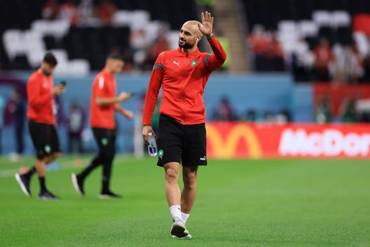 AL KHOR, QATAR - DECEMBER 14: Sofyan Amrabat of Morocco inspects the pitch prior to the FIFA World Cup Qatar 2022 semi final match between France and Morocco at Al Bayt Stadium on December 14, 2022 in Al Khor, Qatar. (Photo by Buda Mendes/Getty Images) Quando torna Amrabat? Adesso stop, poi la ripresa. Con il Monza sarà out- immagine 2