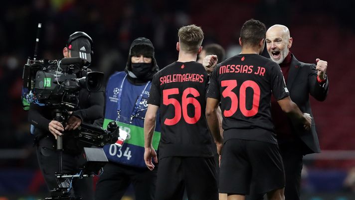 MADRID, SPAIN - NOVEMBER 24: Stefano Pioli, Head Coach of AC Milan celebrates their side's victory with Alexis Saelemaekers and Junior Messias of AC Milan after the UEFA Champions League group B match between Atletico Madrid and AC Milan at Wanda Metropolitano on November 24, 2021 in Madrid, Spain. (Photo by Gonzalo Arroyo Moreno/Getty Images) MADRID, SPAIN - NOVEMBER 24: Stefano Pioli, Head Coach of AC Milan celebrates their side's victory with Alexis Saelemaekers and Junior Messias of AC Milan after the UEFA Champions League group B match between Atletico Madrid and AC Milan at Wanda Metropolitano on November 24, 2021 in Madrid, Spain. (Photo by Gonzalo Arroyo Moreno/Getty Images)